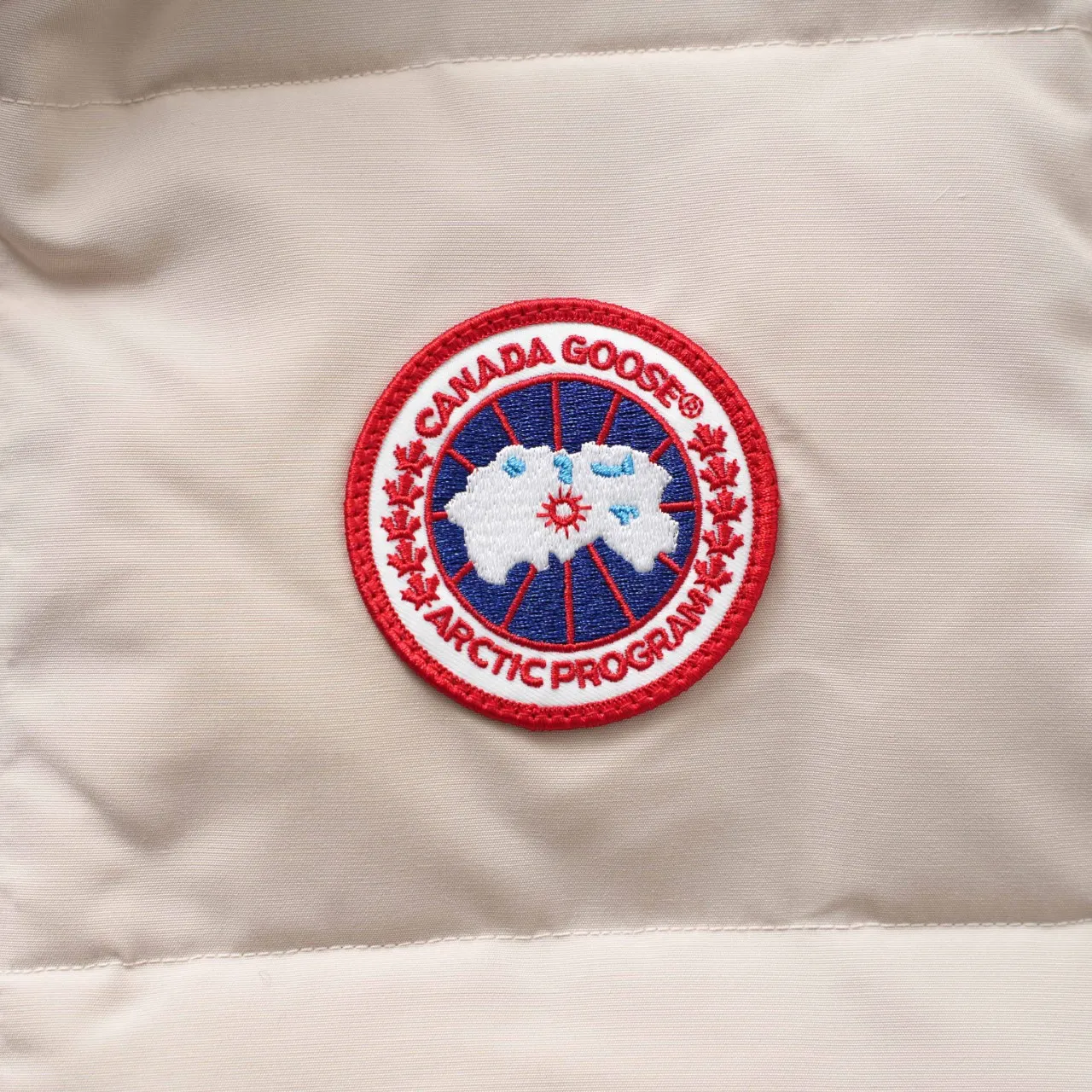 P340 CANADA GOOSE丨Canada Goose slanted pocket stand collar down vest Color: Off-white with red label Size: XS-XXL